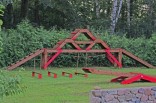 Brücke ... (mit mehreren Möglichkeiten der Überquerung), als Hängebrücke, mit geschlossenem Überlauf, als Leiter- oder Sprossenüberlauf, ... in unterschiedliche Höhen geht es über ein variables, aufgesetztes Kastensystem. Ständig neue Herausforderung für Ihren Hund, damit es nie langweilig wird! Im Vordergrund der Weitsprung und die Wippe.